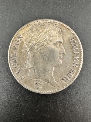 une pièce d'argent portant une tête de femme