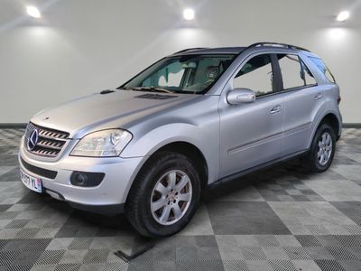 une photo d'un SUV Mercedes argenté garé dans un garage