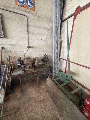 une pièce remplie d'outils, avec une affiche accrochée au mur