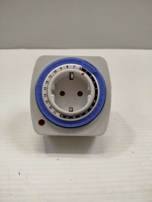 une prise électrique blanche et bleue posée sur une table blanche