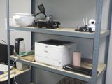 un bureau équipé d'un ordinateur et d'une imprimante