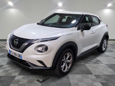 le suv nissan juke blanc est garé sur un sol en damier