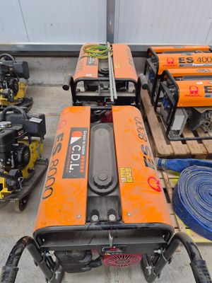 many different machines that are sitting on the floor