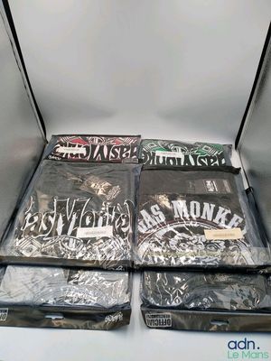 une boîte de t-shirts posée sur une table