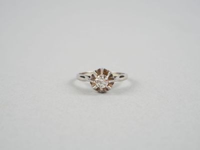 une bague en or blanc sertie d'un diamant brun au centre