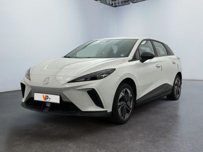 Une Toyota C-HR blanche est garée dans une grande pièce