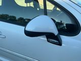 une voiture blanche avec un rétroviseur sur le côté