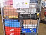 un chariot métallique sur lequel sont posées plusieurs caisses, dans un entrepôt