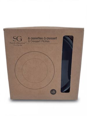 boîte en carton contenant une assiette noire, posée sur une surface blanche