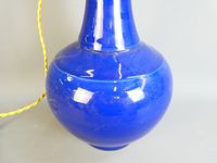 Vase en céramique bleue marine monté en lampe, de forme balu… (photo 2)