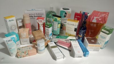 de nombreux types de produits de soins de la peau sur la table