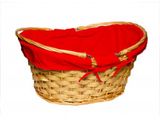 un panier en osier recouvert d'une housse rouge