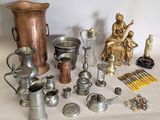 beaucoup d'objets en argent et en bronze sur la table