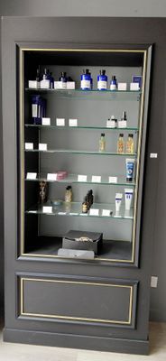 une vitrine contenant de nombreuses bouteilles
