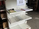 une étagère contenant beaucoup d'objets