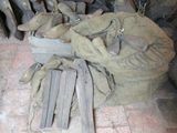 de nombreuses paires de chaussures posées sur le sol