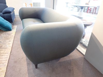 un canapé bleu et un fauteuil bleu dans une pièce