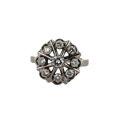 gros plan d'une bague en diamant sur fond blanc