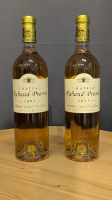 deux bouteilles de vin posées l'une à côté de l'autre sur une table en bois