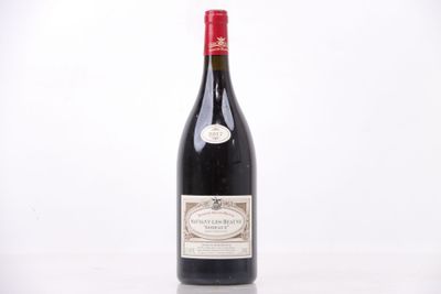 une bouteille de vin rouge posée sur une table