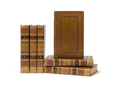 plusieurs livres sont empilés sur une surface blanche