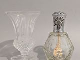 deux vases en verre posés l'un à côté de l'autre sur une table