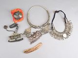 beaucoup de bijoux posés sur la table