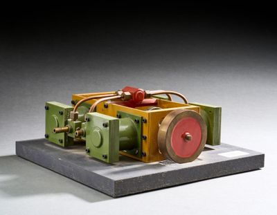 une petite maquette de locomotive sur un quai
