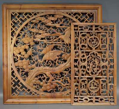 paire de panneaux chinois en bois sculpté représentant des oiseaux et des fleurs
