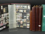 un grand nombre de livres posés sur une table