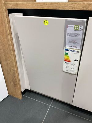 une photo d'un réfrigérateur blanc dans une cuisine