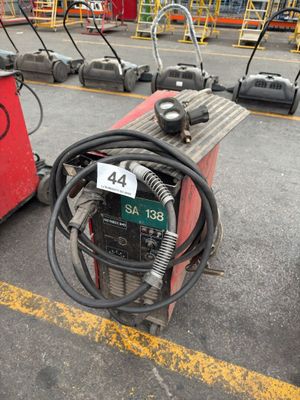 de nombreux types d'équipements de soudage dans un parking