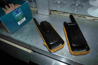 deux téléphones portables posés l'un à côté de l'autre sur un comptoir