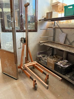 une grande machine installée dans une pièce