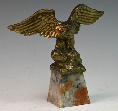 une image représentant une statue d'oiseau ailé posée sur un socle en marbre