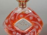 l'image d'un flacon de parfum posé sur une table