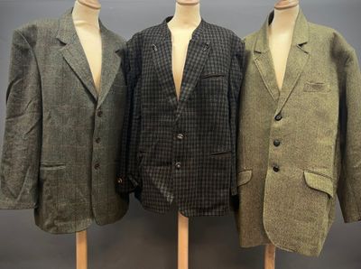 trois mannequins vêtus de tenues de styles différents sont exposés