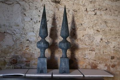 deux statues posées sur une table
