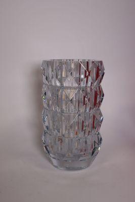 un vase en verre transparent orné d'une bande rouge
