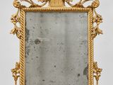 une image représentant un miroir doré sur lequel figure un visage