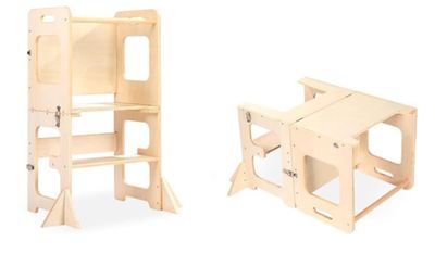 deux chaises et une table en bois