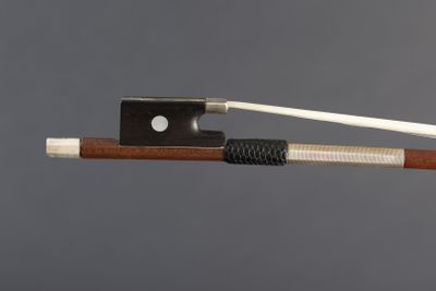 a close up of a violin bow with a string attached to it