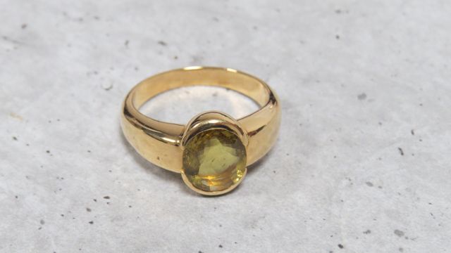 Bague en or jaune 750 millièmes ornée au centre d'une chrysobéryl...