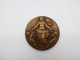 un gros plan d'une pièce de bronze sur laquelle figure une femme