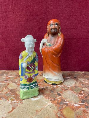 deux figurines d'un homme et d'une femme debout l'un à côté de l'autre
