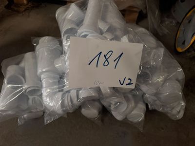 une pile de bouteilles d'eau sur lesquelles est apposée une étiquette de prix