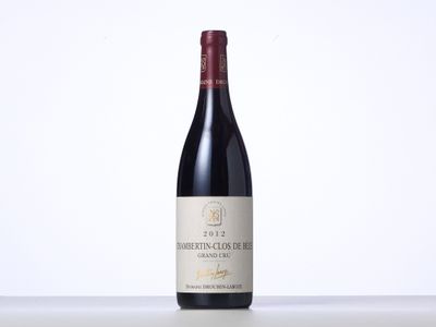 la bouteille de vin rouge est posée sur la table