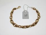 Gros plan sur un bracelet en chaîne en or portant une étiquette