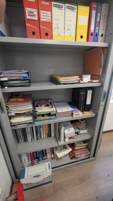 une étagère avec un tas de livres dessus