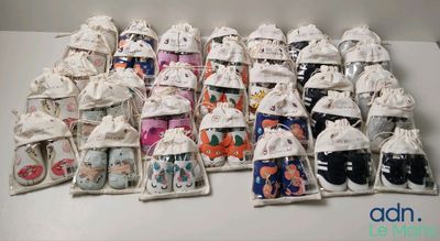 beaucoup de petits sacs posés sur une table